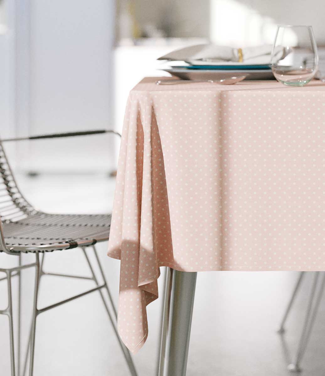 toalha de mesa rosa com estampa poa retangular em ambiente neutro