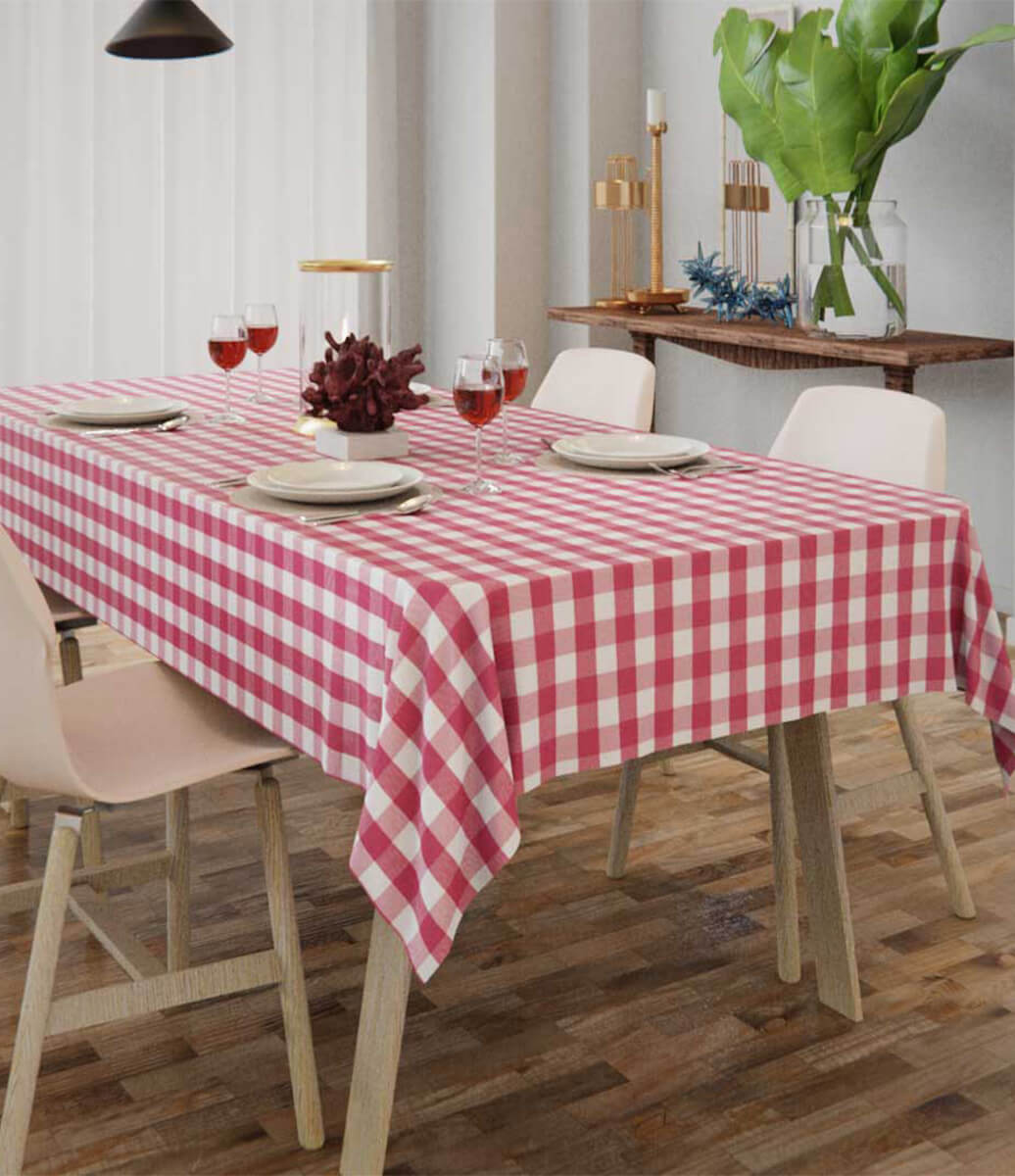 decoração com toalha de mesa rosa xadrez sousplat e louças brancas