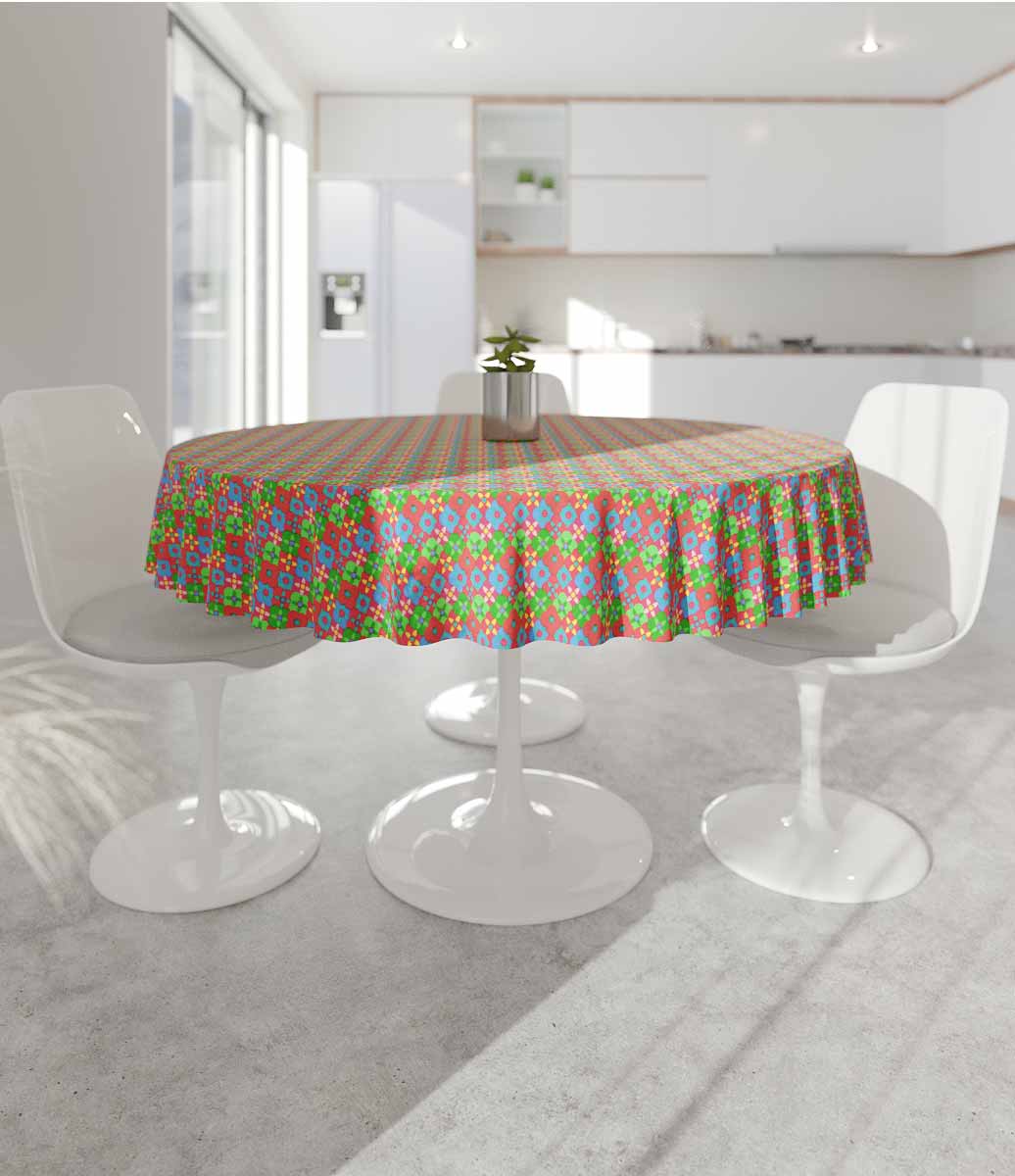 Ambiente Interno com Toalha de Mesa Vermelha com Estampa de Flores