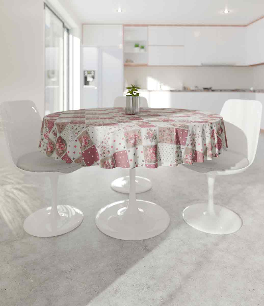 sala de estar com mesa decorada com toalha de mesa floral patchwork