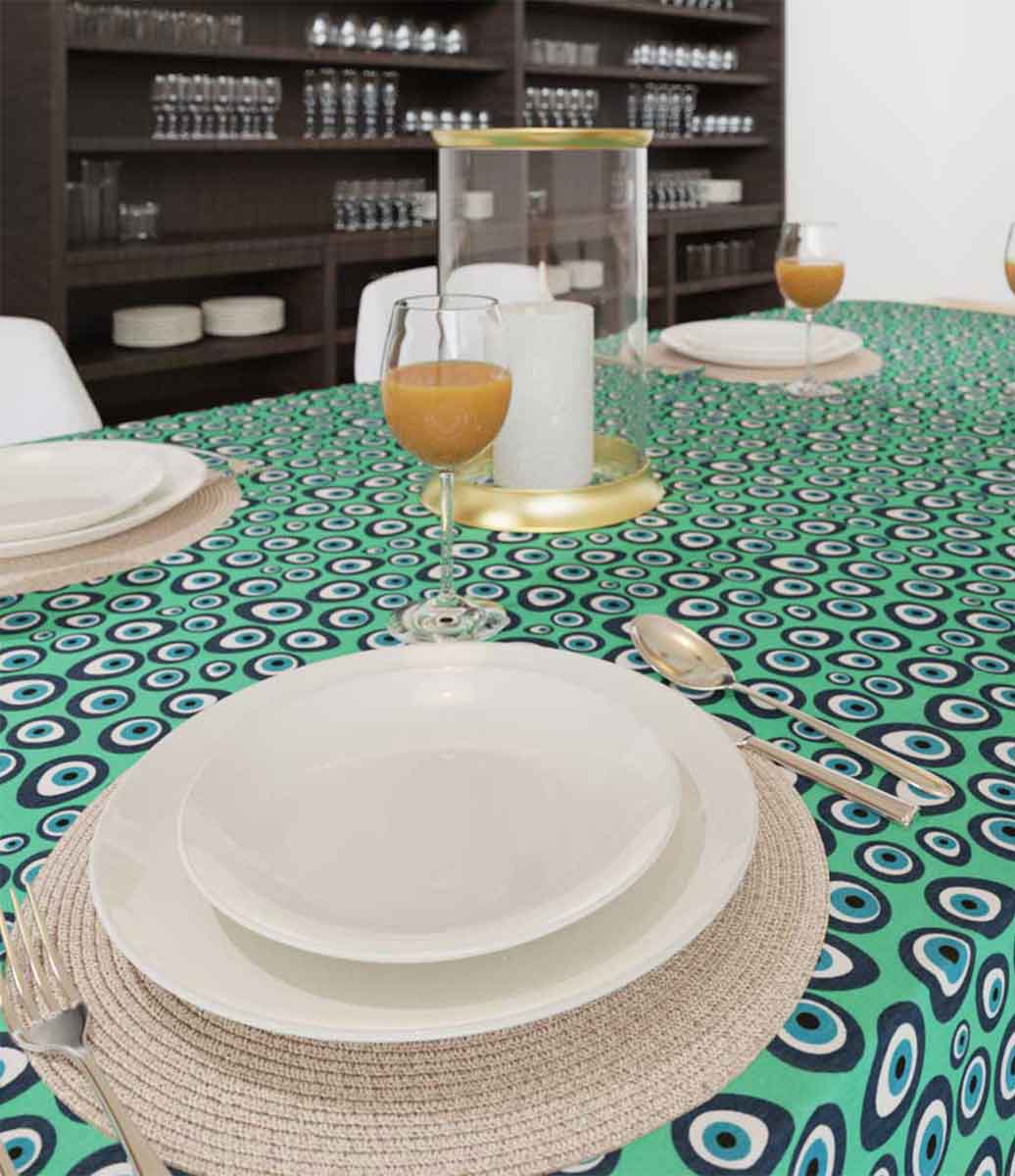 ambiente clássico com toalha de mesa verde com estampa de olho grego