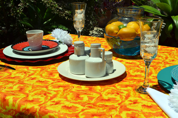 decoração com toalha de mesa laranja para almoço