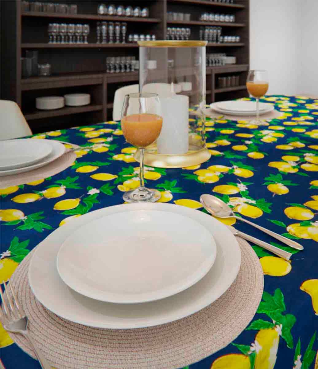 TOALHA DE MESA RETANGULAR AZUL ESCURO COM ESTAMPA DE LIMÕES SICILIANOS