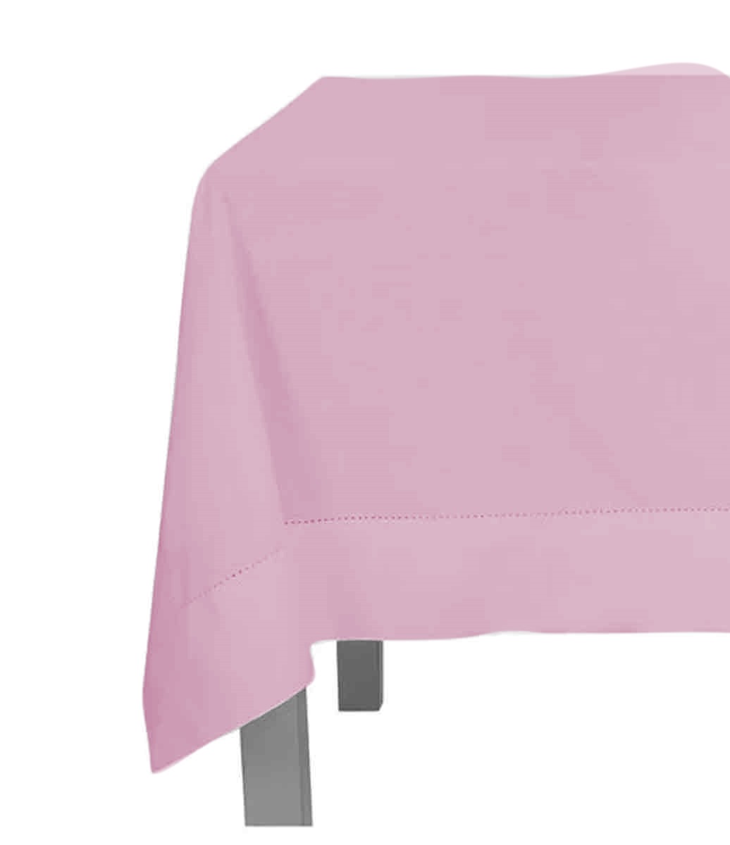 toalha de mesa rosa com acabamento ponto ajour