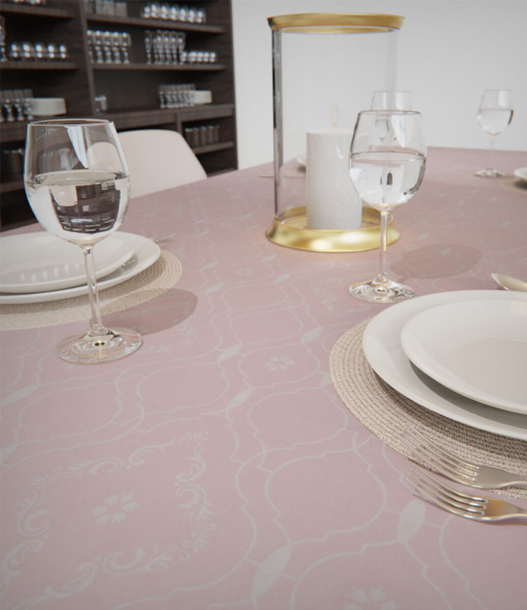 mesa posta com velas e louças brancas e toalha de mesa rosa