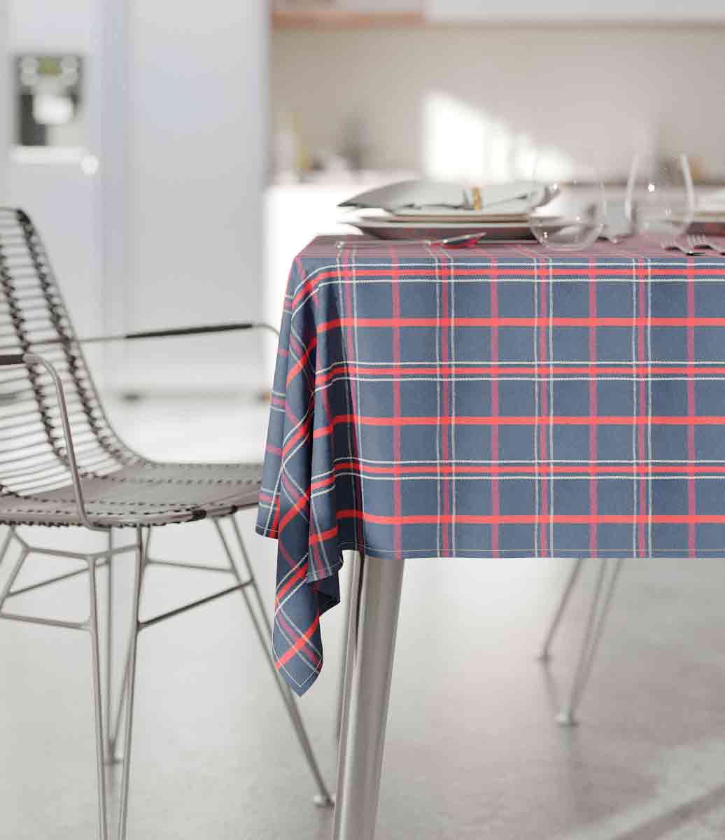 sala de estar com cortina, quadro e mesa decorada com toalha de mesa xadrez azul retangular