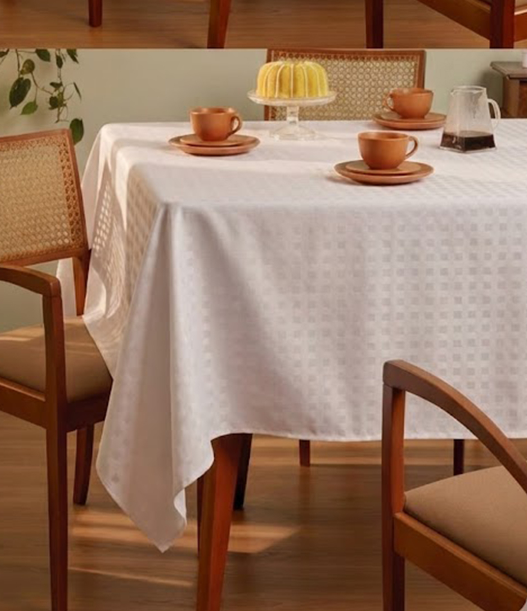 ambiente neutro com mesa no centro decorada com toalha de mesa xadrez branca