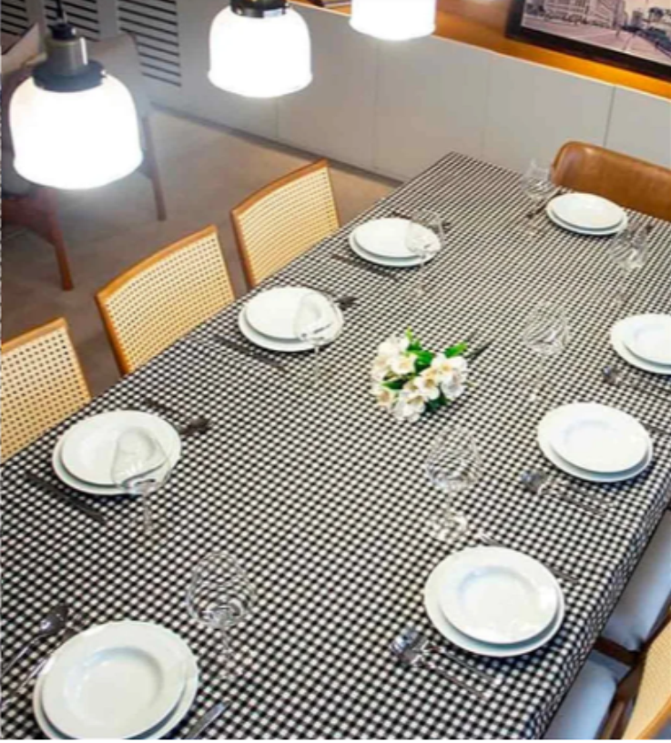 mesa decorado com a toalha de mesa preto com branco xadrez 