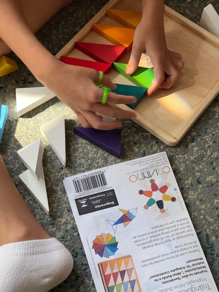 Triângulos Construtores Inspiração Athos Bulcão e Montessori