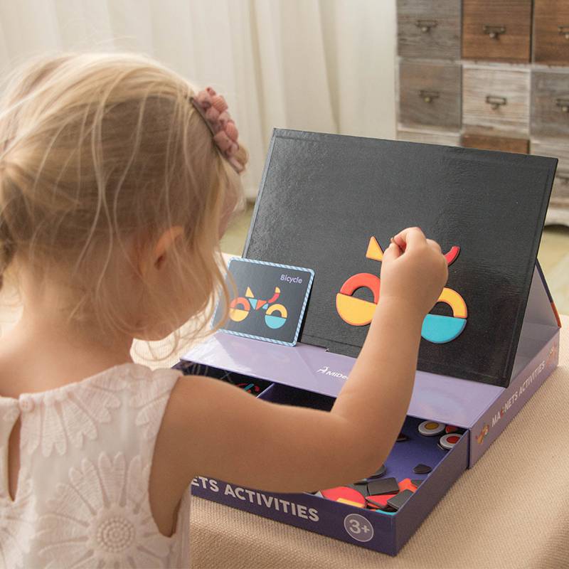 Quadro Magnético de Formas Divertidas com Jogo de Tabuleiro
