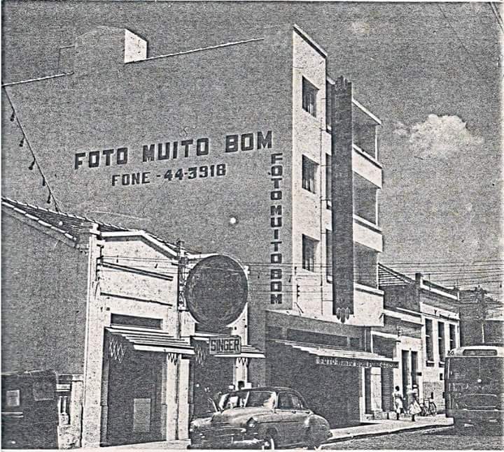 Na década de 60, a loja "Foto Muito Bom" cedeu espaço à nossa Tapeçaria São Carlos. Um novo capítulo começava a ser escrito.