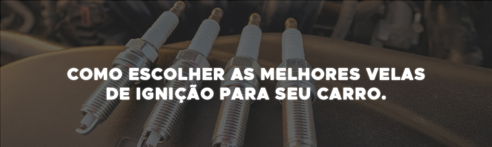Ferramentas e faróis de carro sobre uma mesa de oficina.