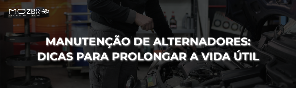 Mecânico verificando a correia e o alternador de um carro