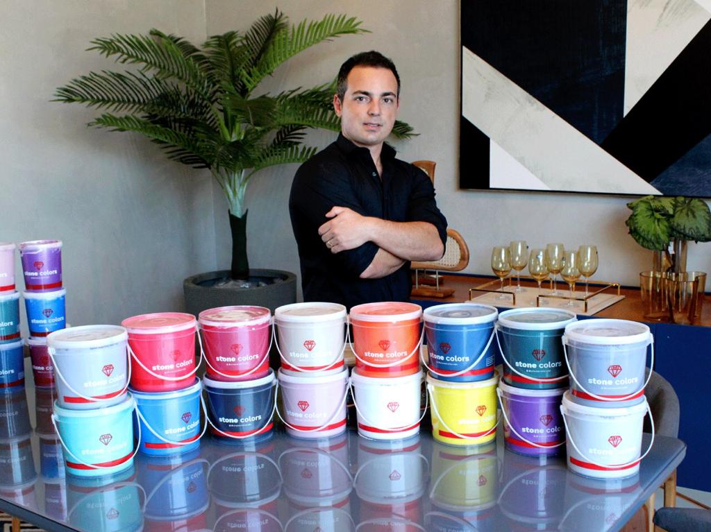 Leonardo Arruda, que começou sendo lojista revendedor de tintas e marcas famosas, hoje tem sua própria fábrica de tintas e faz sucesso vendendo sua criação revolucionária, o ‘Cimento Aveludado Perolizado’.