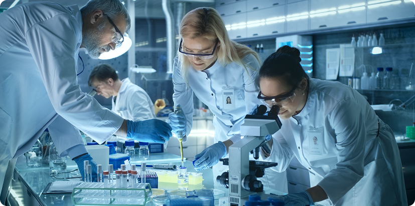 Cientistas pesquisando