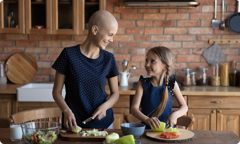 Mãe e filha cozinhando