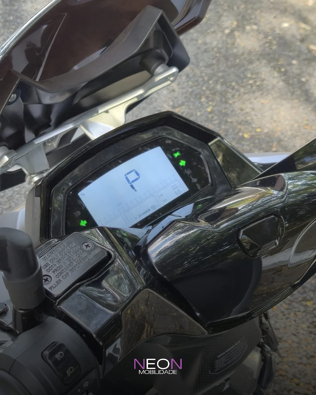 Painel digital da Aima Tiger X6 Pro mostrando velocidade e bateria
