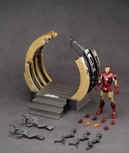 Action Figure Iron Man Mark VI Suit-Up Gantry - Marvel - Cubo Nerd