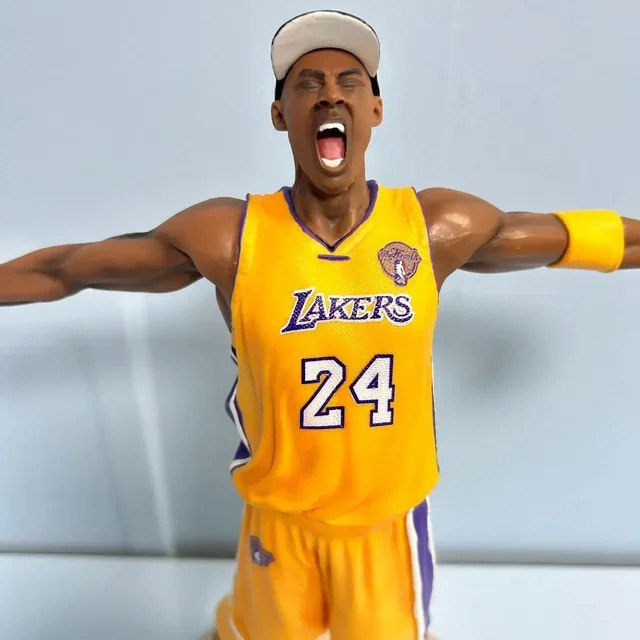【ほぼ新品】Kobe Bryant コービブライアント　フィギュア　約34cm Estátua Kobe Bryant 34Cm Lakers - Sports - Cubo Nerd - O universo