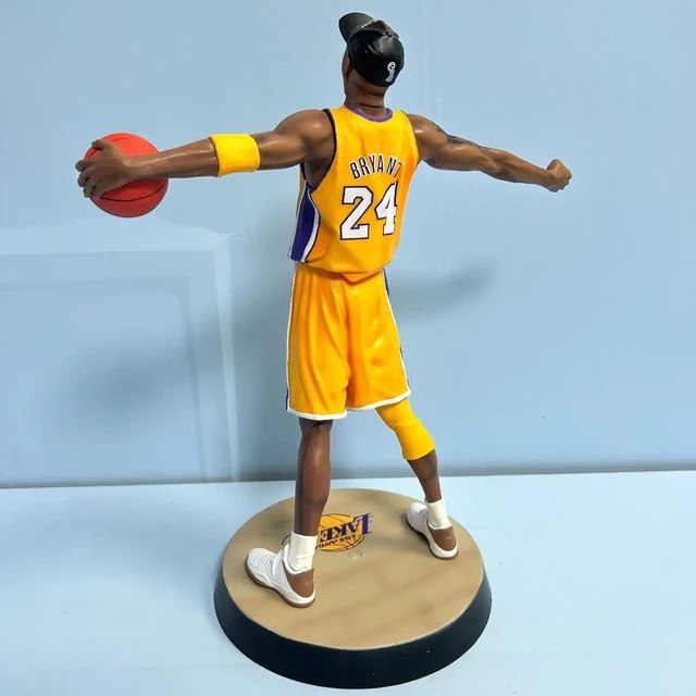 Estátua Kobe Bryant 34Cm Lakers - Sports - Cubo Nerd - O universo