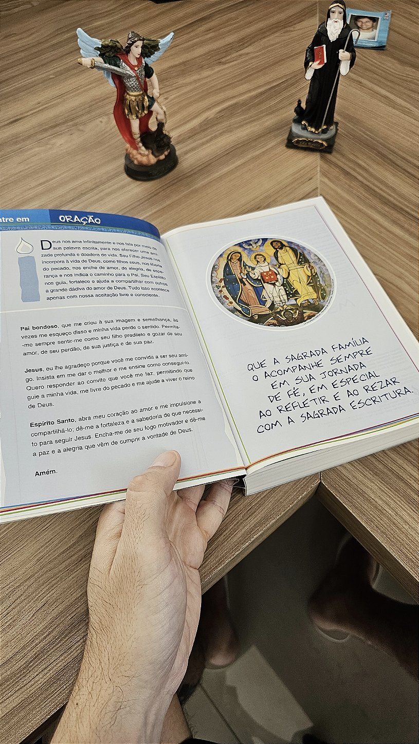 Bíblia Católica do Jovem da Editora Ave-Maria é colorida e tem excelentes ilustrações explicativas para os jovens católicos