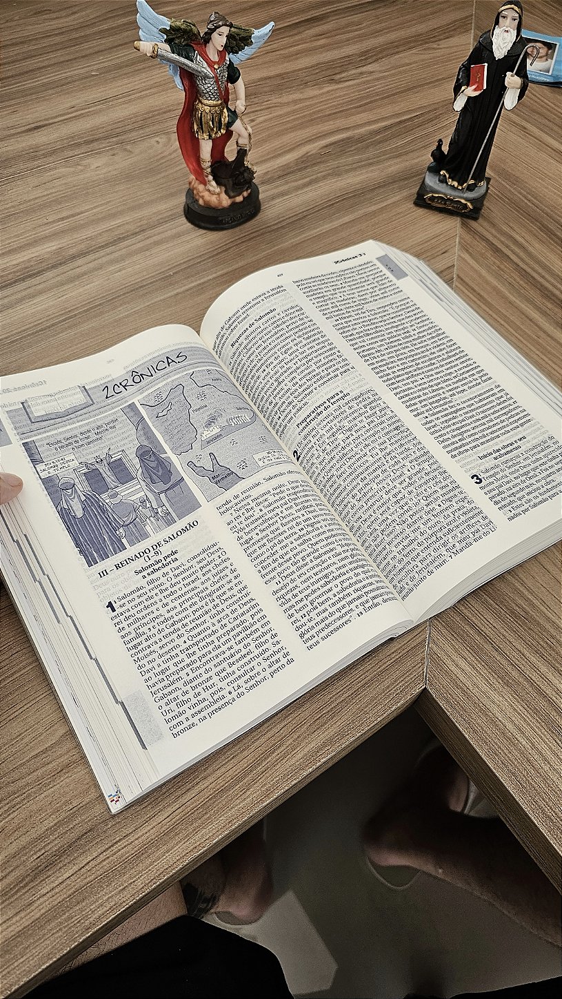 Bíblia Católica do Jovem da Editora Ave-Maria tem ilustrações explicativas para os jovens católicos, é a melhor bíblia para o jovem católico