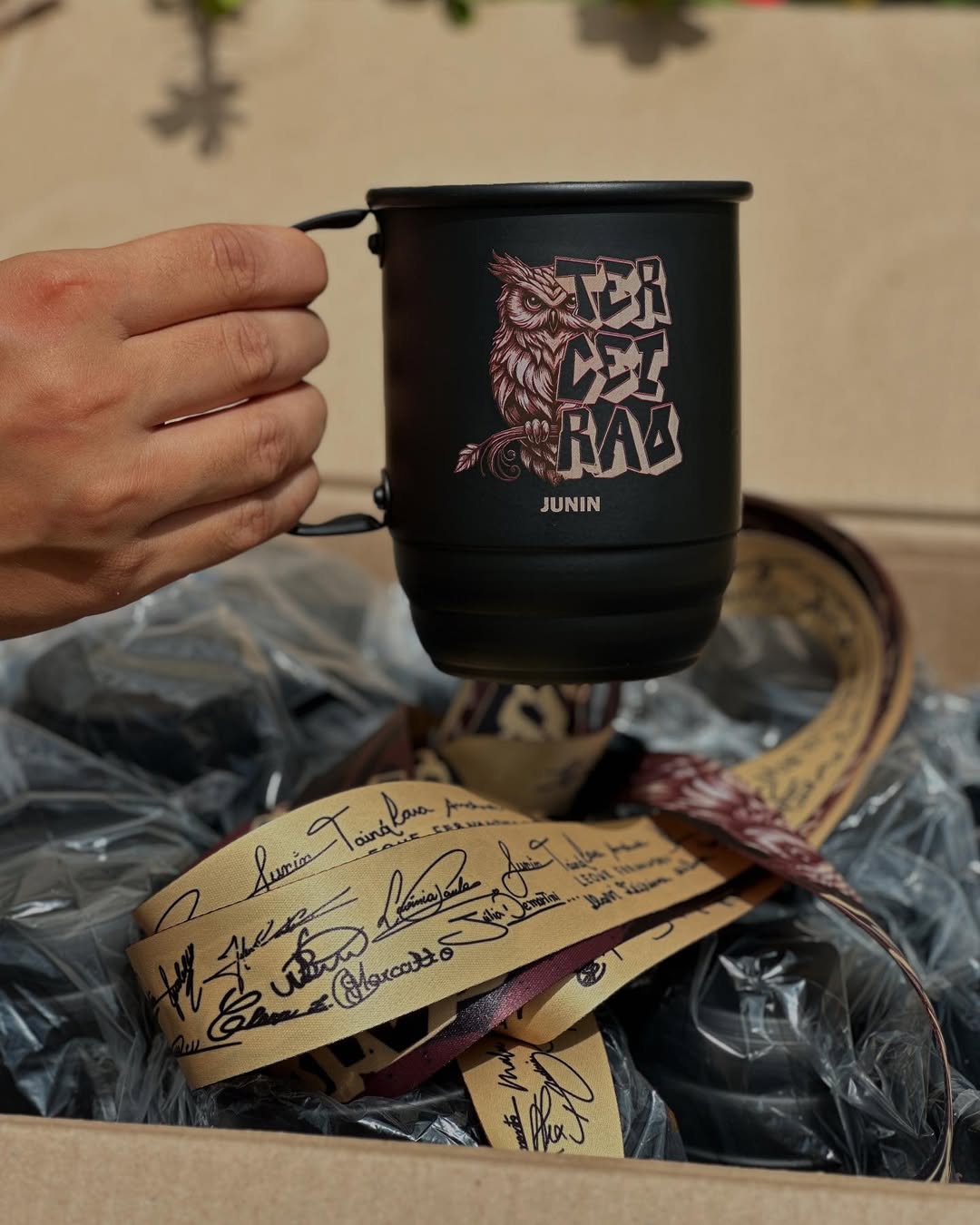 Capa do post com 5 modelos de canecas para formatura de terceirão, incluindo caneca de alumínio com tirante e caneca com assinaturas da turma.
