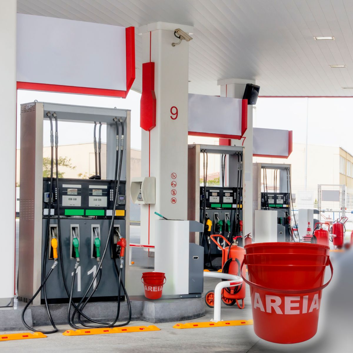 A importância da sinalização correta para o balde de areia em postos de gasolina
