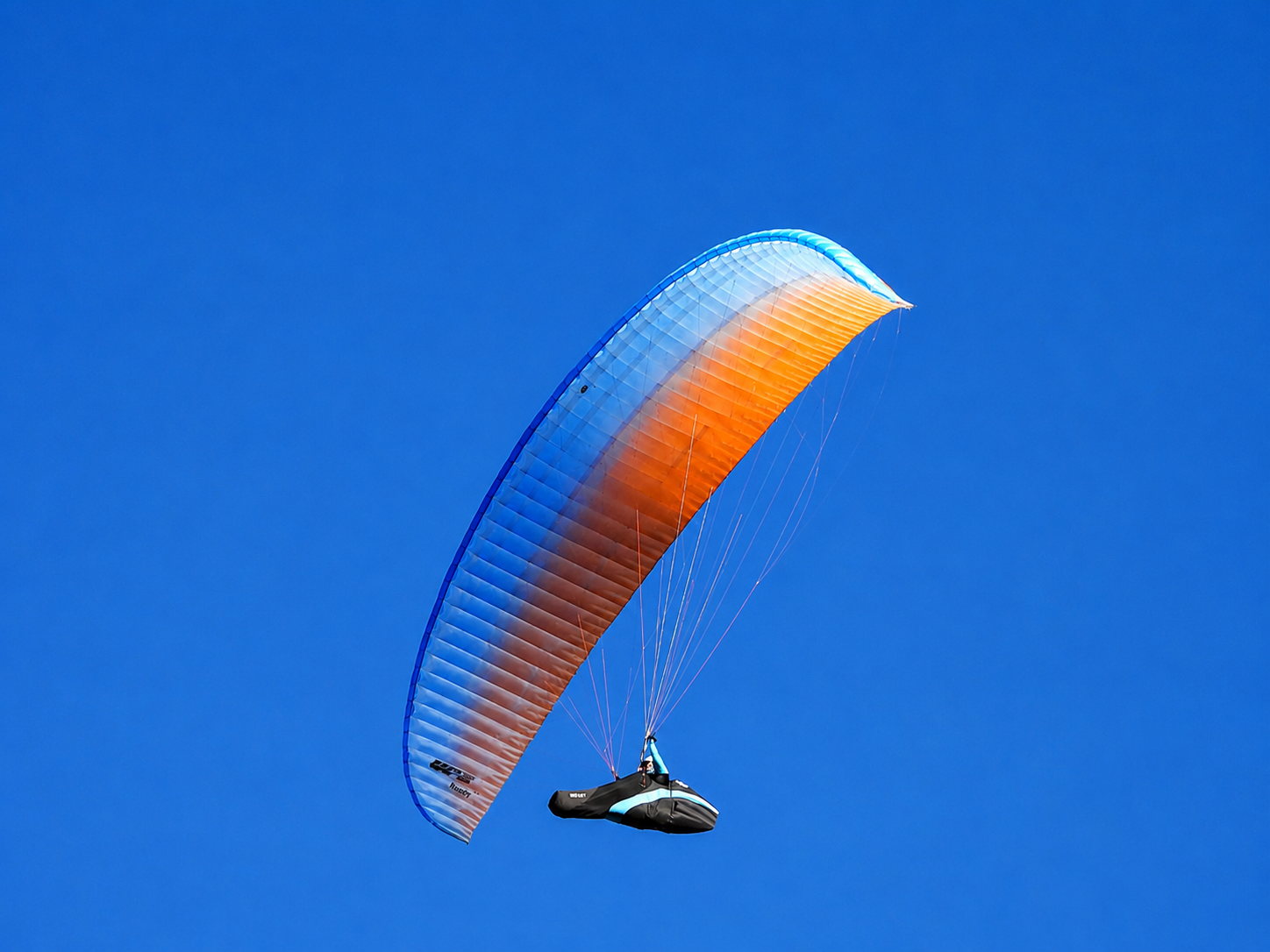 Parapente voando com selete Woody Valley