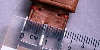 [Diagram showing the measurement of the buckle or clasp width]