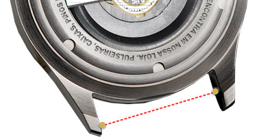 [Diagram showing the measurement of the watch strap width between the lugs of the watch case]