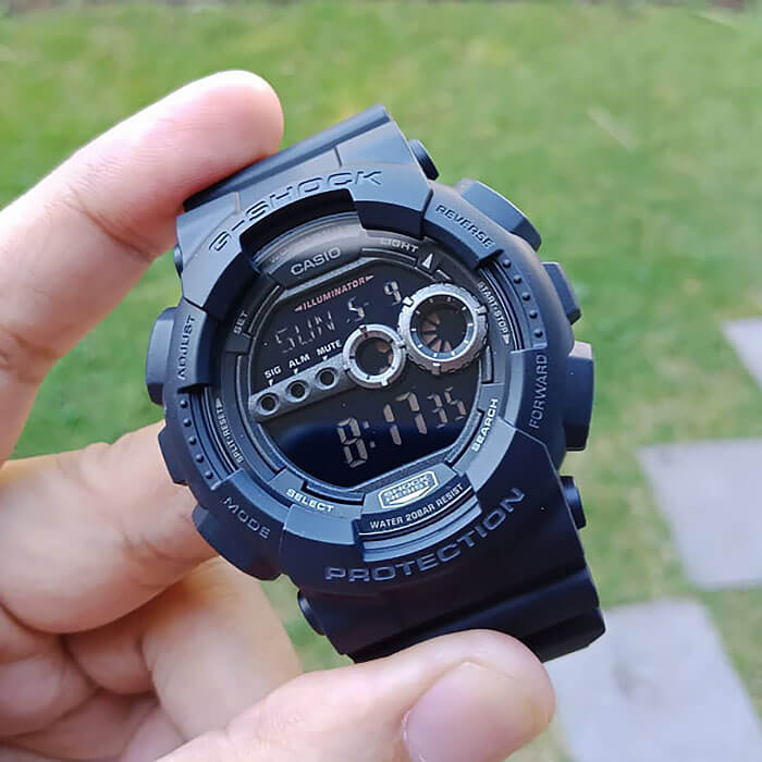 G-Shock GD-100 em ambiente tático com luzes LED acesas