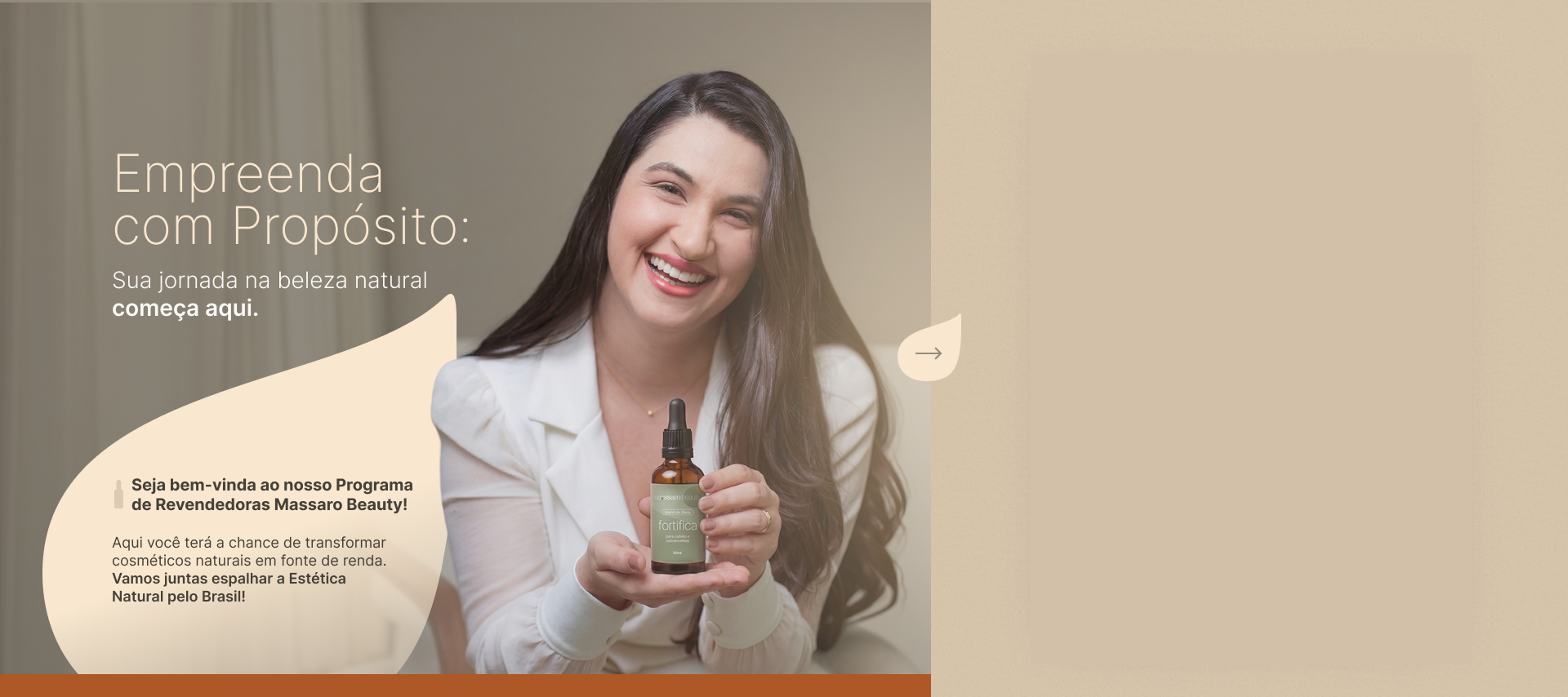 Revendedora Massaro Beauty sorrindo segurando produto