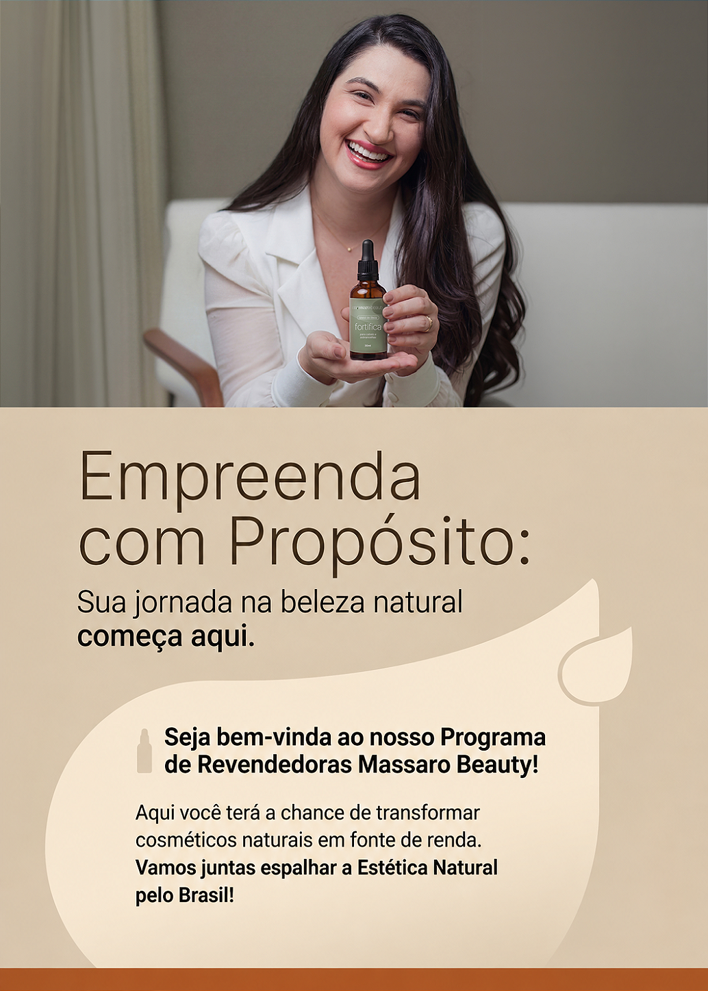 Revendedora Massaro Beauty sorrindo segurando produto