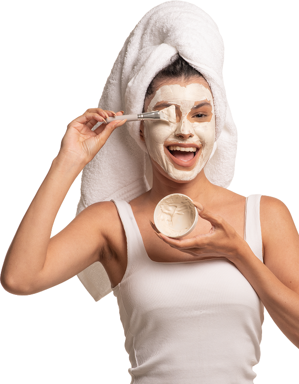 Modelo aplicando máscara facial Massaro Beauty