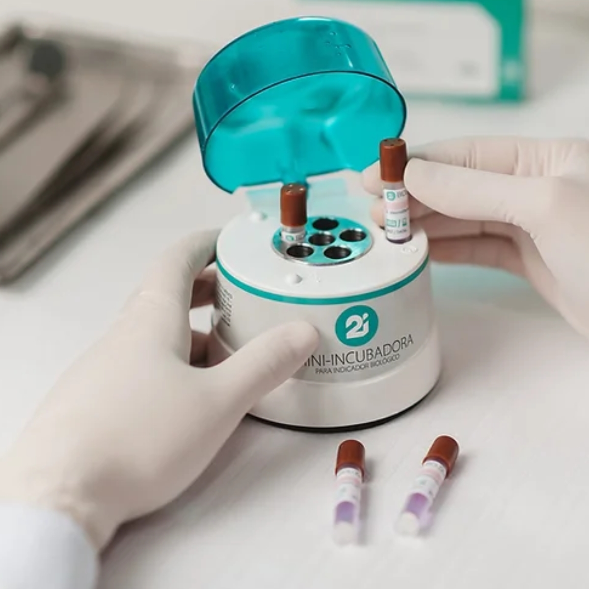 Mini incubadora para teste biológico utilizada para validar a esterilização em autoclaves a vapor