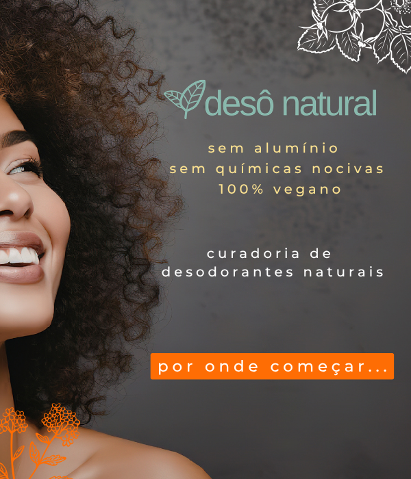 Mulher sorrindo usando desodorante natural