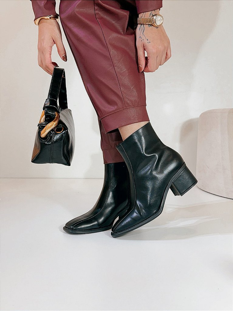Detalhe da Bota Feminina Rosi Preta Cano Baixo