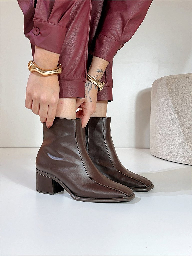 Bota Feminina Rosi Café em uso
