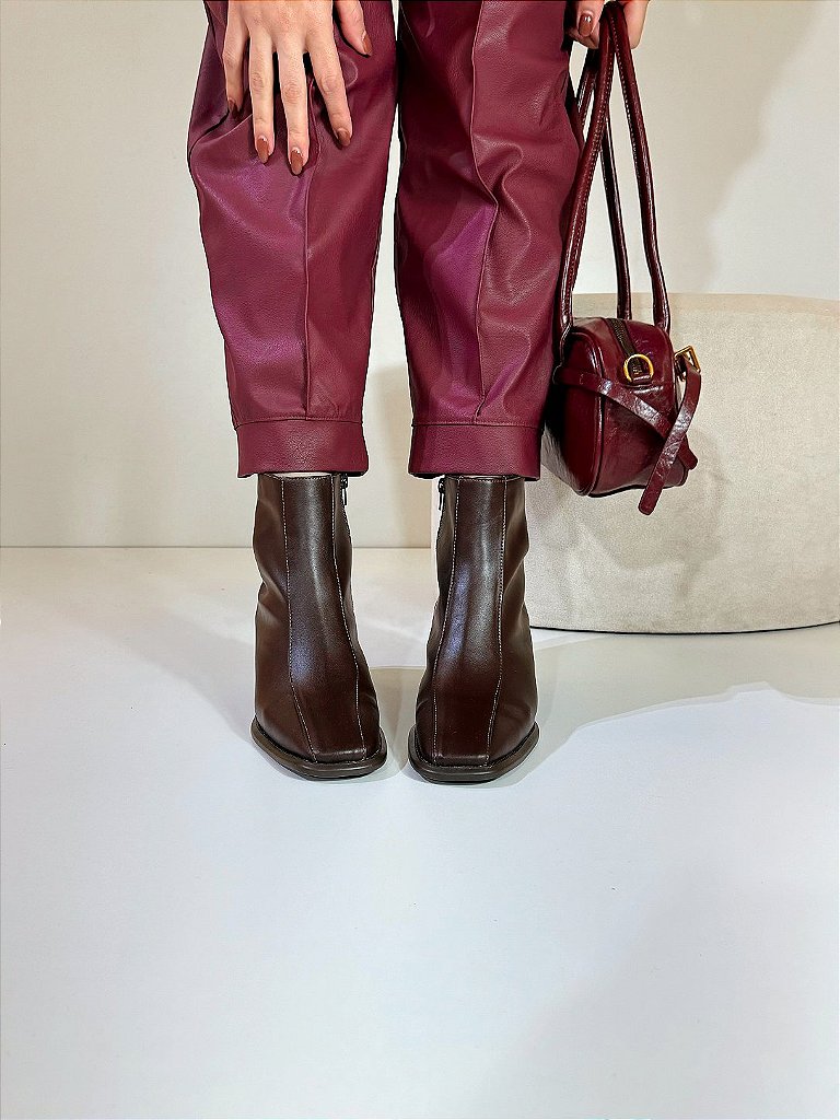 Detalhe da Bota Feminina Rosi Café Cano Baixo