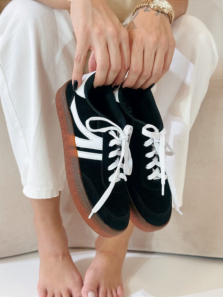 Tênis Feminino Rafa Preto com Branco em uso