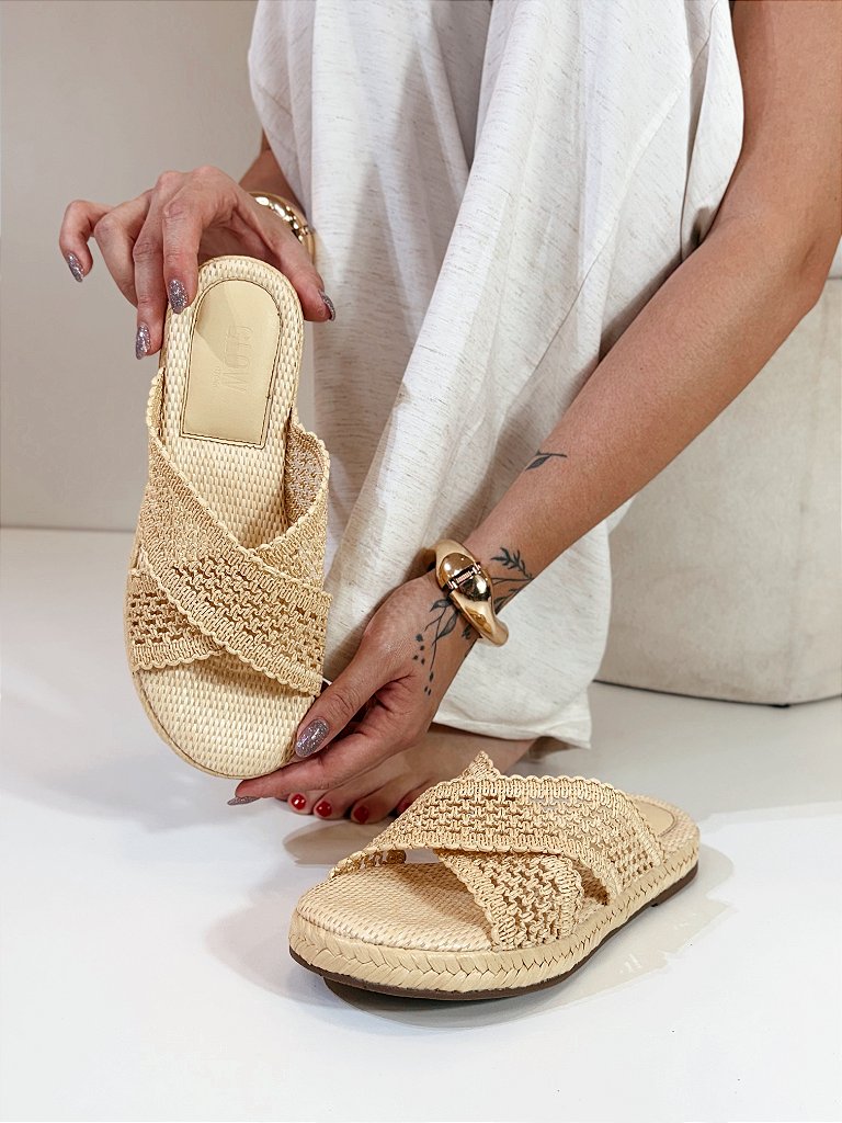 Flatform Feminina Aisha em uso