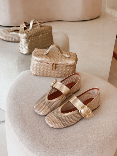 Sapatilha Feminina Malu Ouro Light com tela vazada e fivela dourada