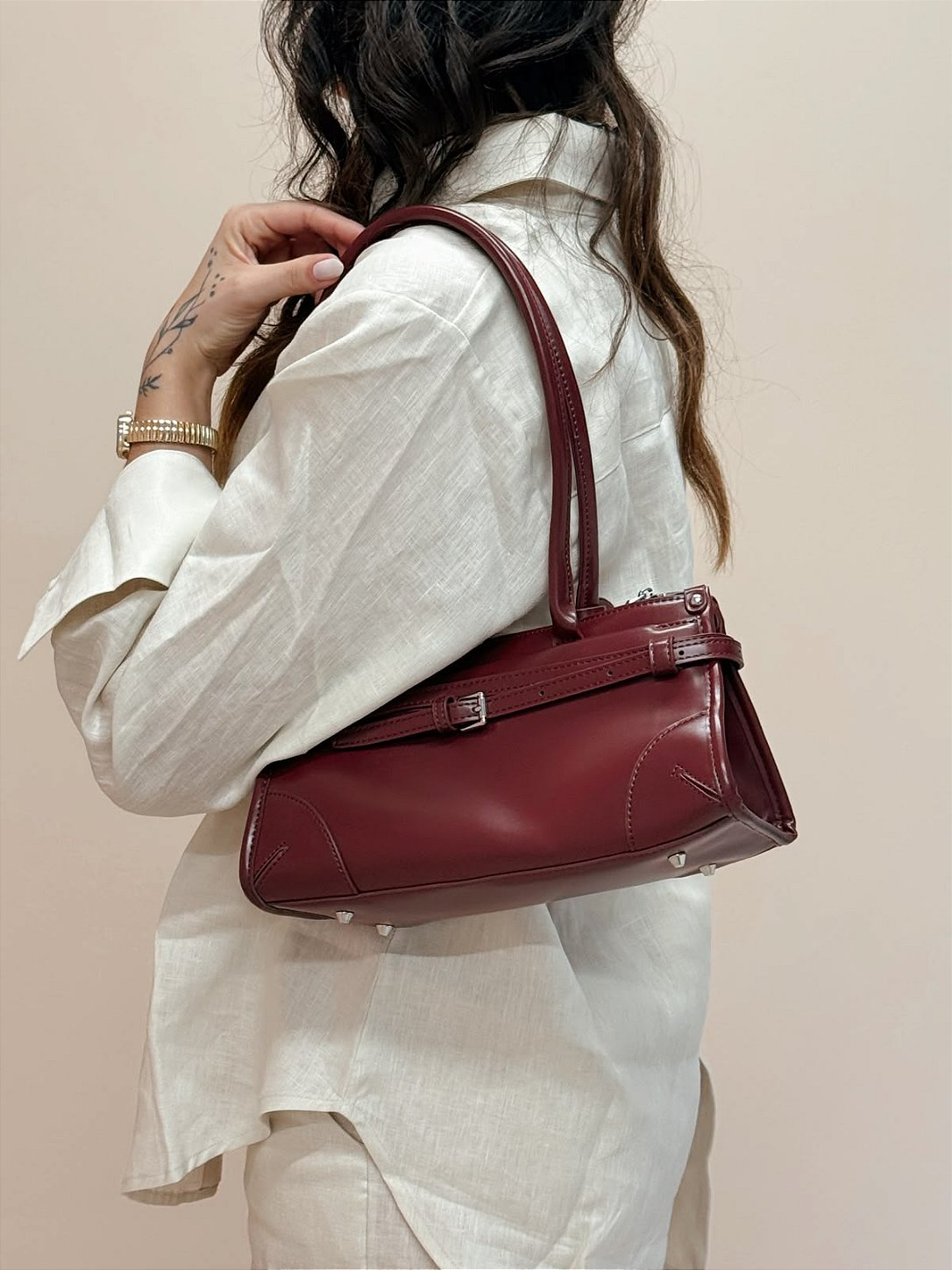 Bolsa Priscila Marsala no ombro