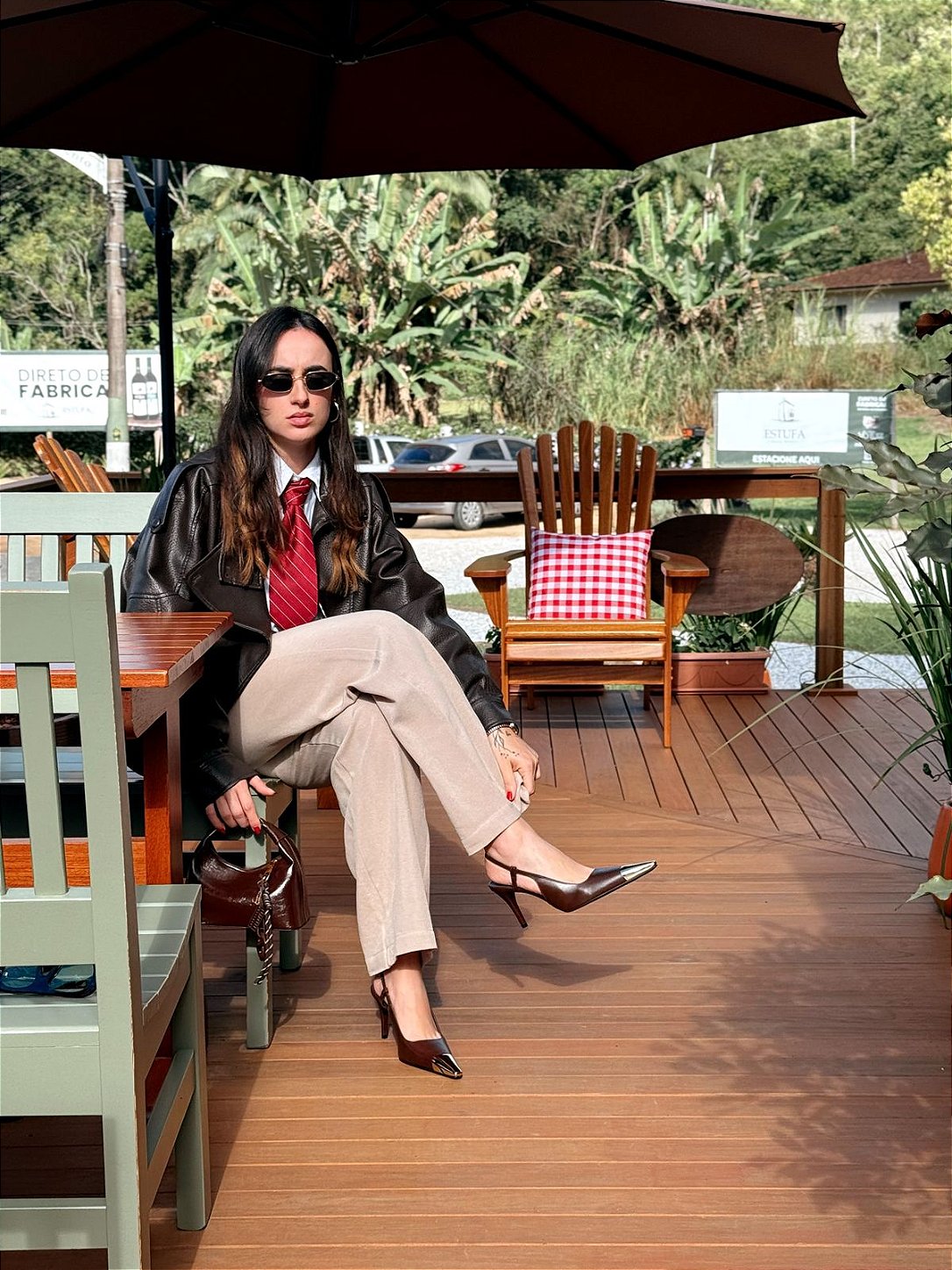 Scarpin Feminino Milão Café em uso