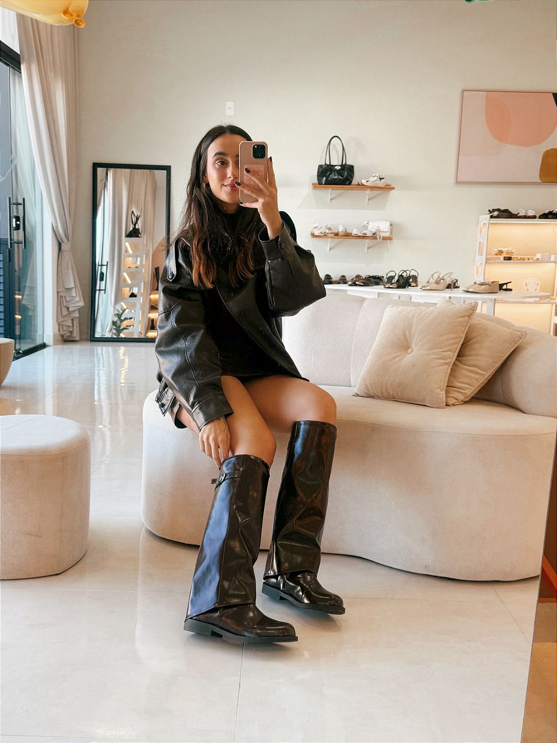 Bota Feminina Lari Café Cano Alto em uso