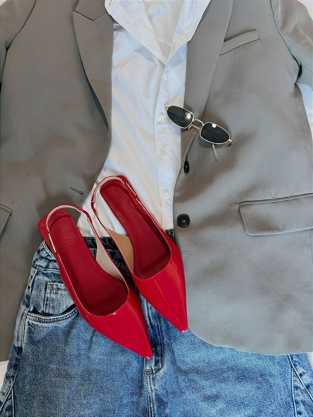 Detalhe do Slingback Feminino Lorena Vermelho Scarlet Verniz