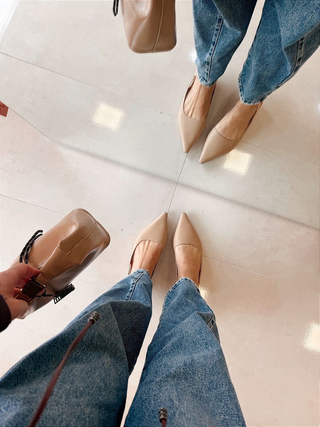 Detalhe do Slingback Feminino Lorena Amêndoa Bico Fino