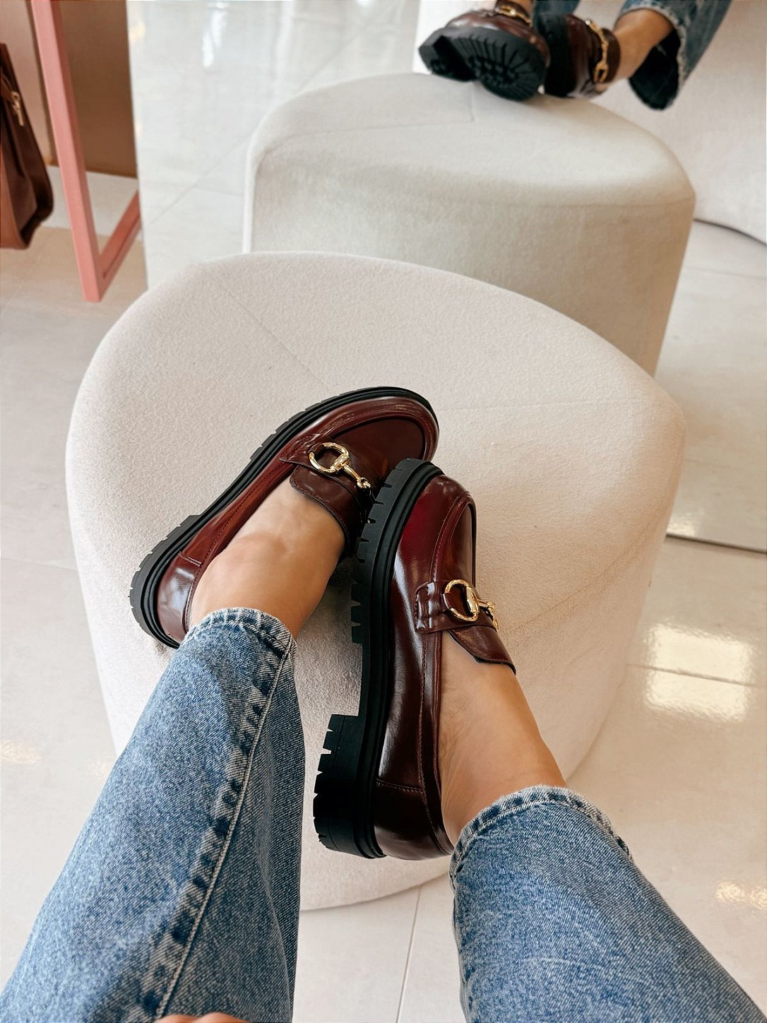 Mocassim Feminino Sabrina Marsala em uso