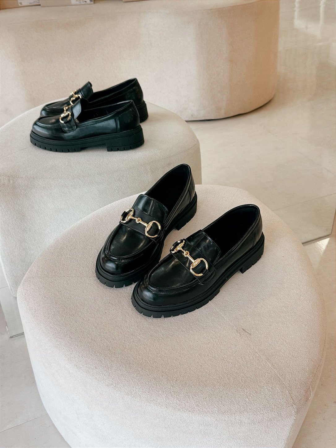 Mocassim Feminino Sabrina Preto em uso